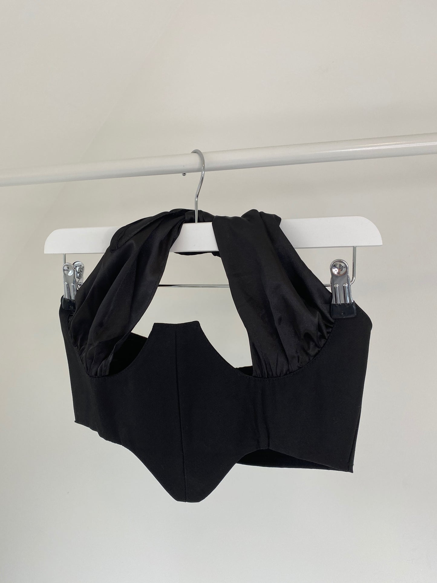 HALTERNECK SATIN CORSET CROP TOP