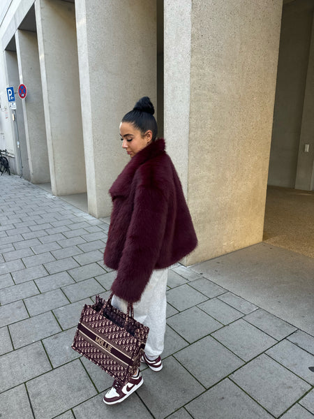 BURGUNDY CROPPED FAUX FUR COAT