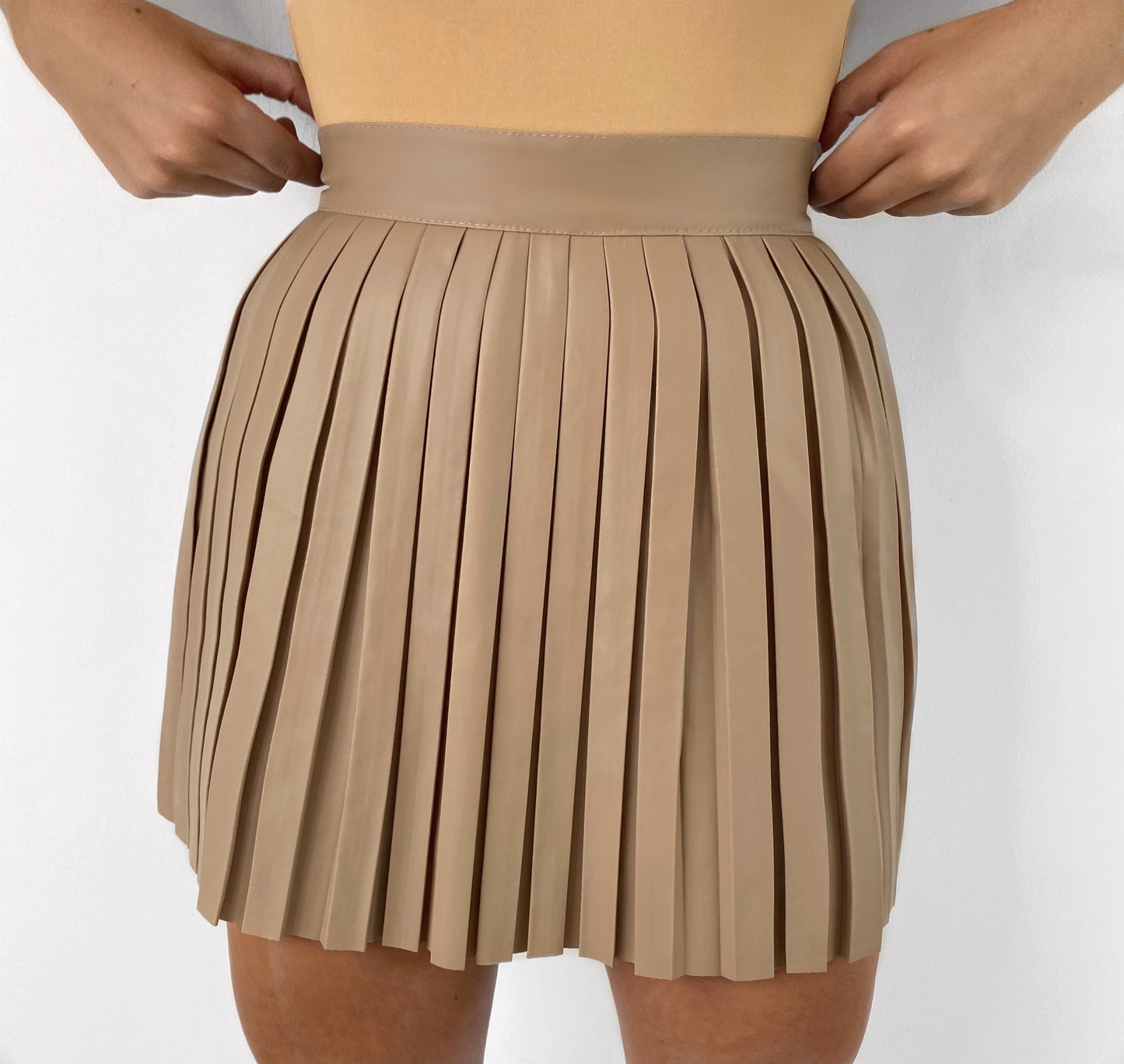 BEIGE PLEATED FAUX LEATHER SKIRT