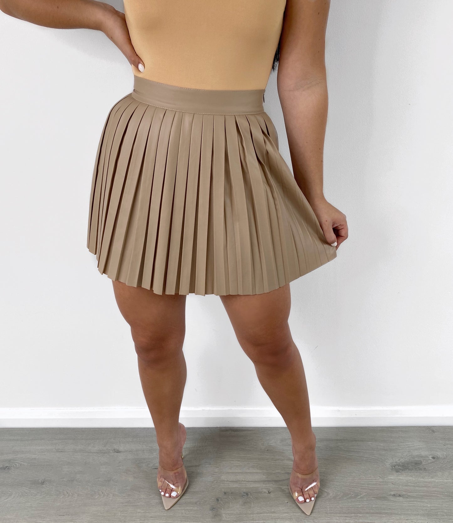 BEIGE PLEATED FAUX LEATHER SKIRT