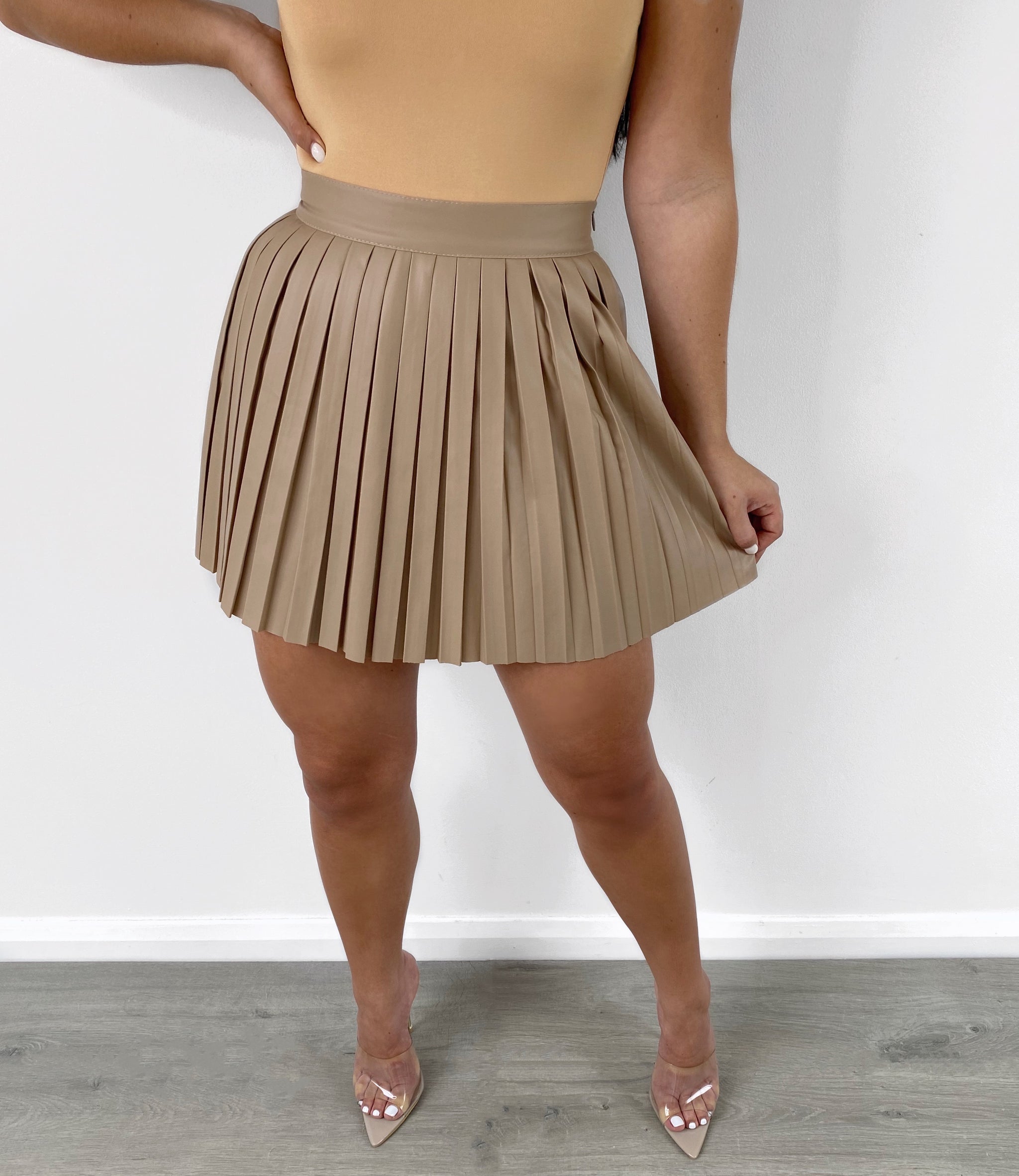 AM1033 Amanda pleats skirt beige BEIGE PLEATED FAUX LEATHER SKIRT