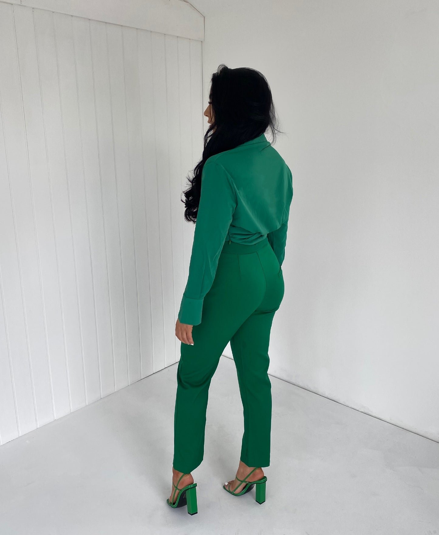 GREEN KNOT FRONT CROP SHIRT