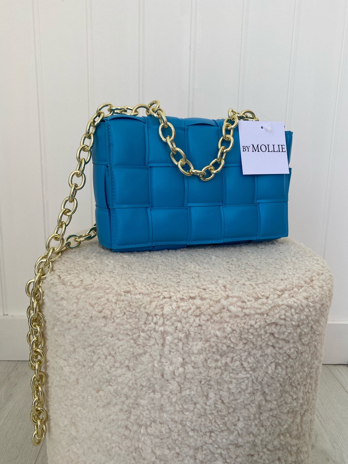QUILTED VEGAN LEATHER BAG WITH GOLD CHAIN STRAP