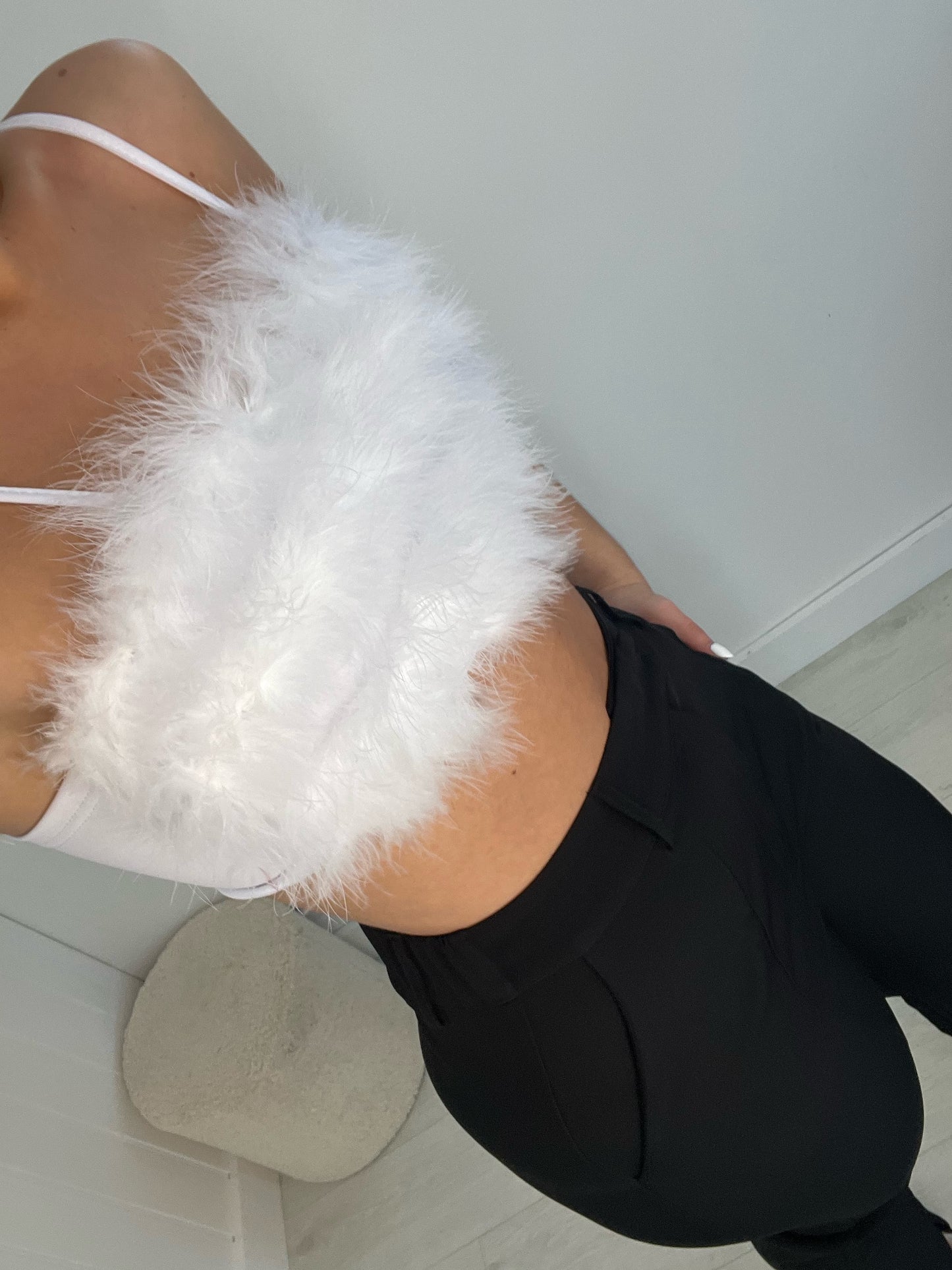 WHITE FEATHER FRONT CROP TOP
