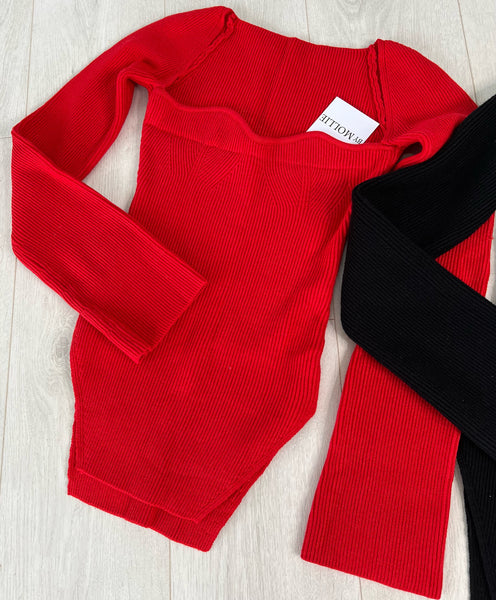 RED SQUARE NECK KNITTED JUMPER