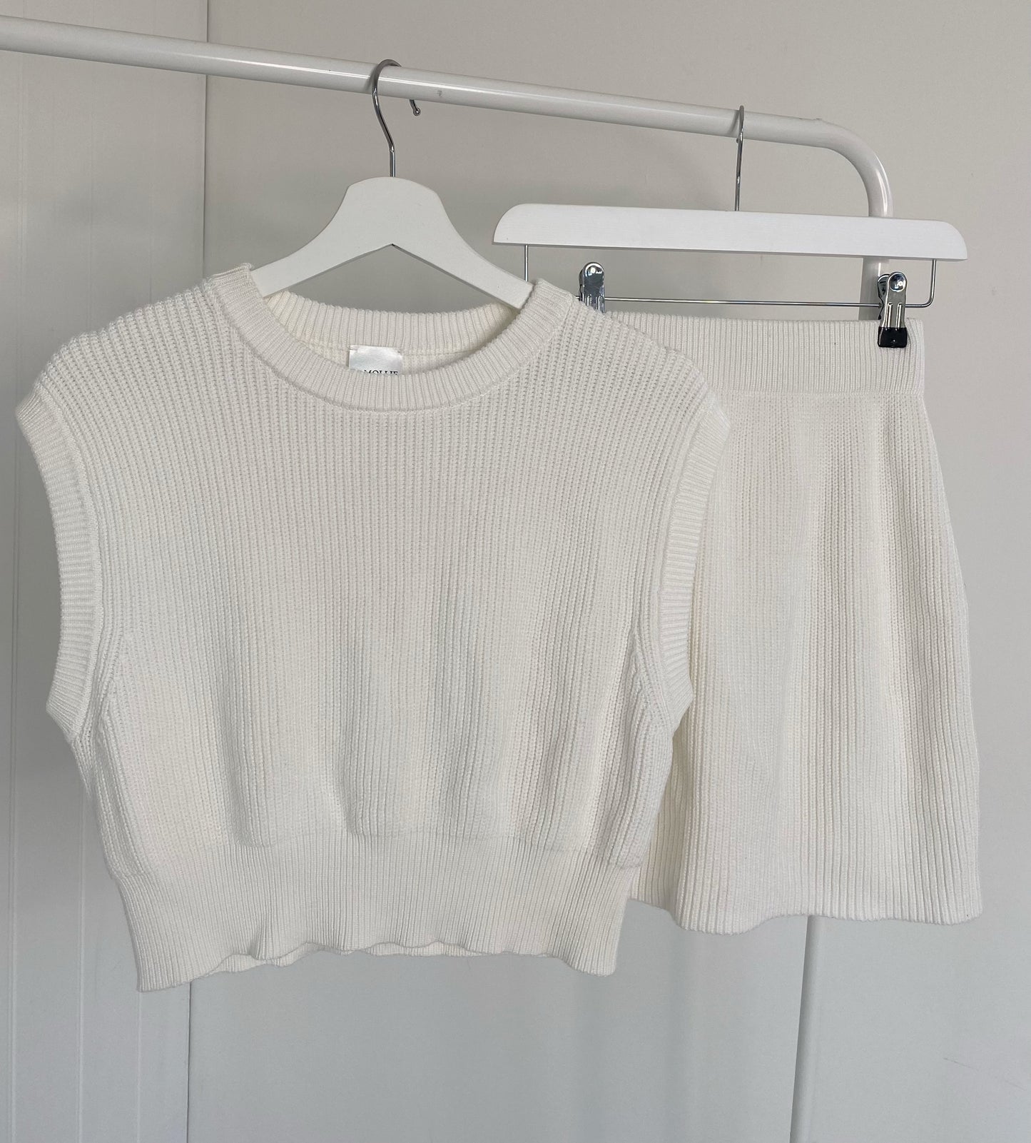 WHITE SLEEVELESS JUMPER AND KNIT SKIRT CO-ORD
