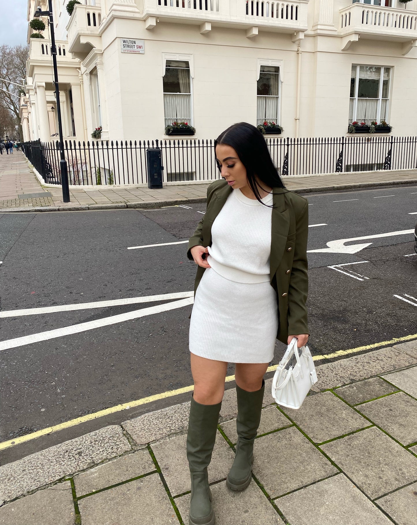 WHITE SLEEVELESS JUMPER AND KNIT SKIRT CO-ORD