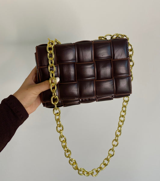 QUILTED VEGAN LEATHER BAG WITH GOLD CHAIN STRAP