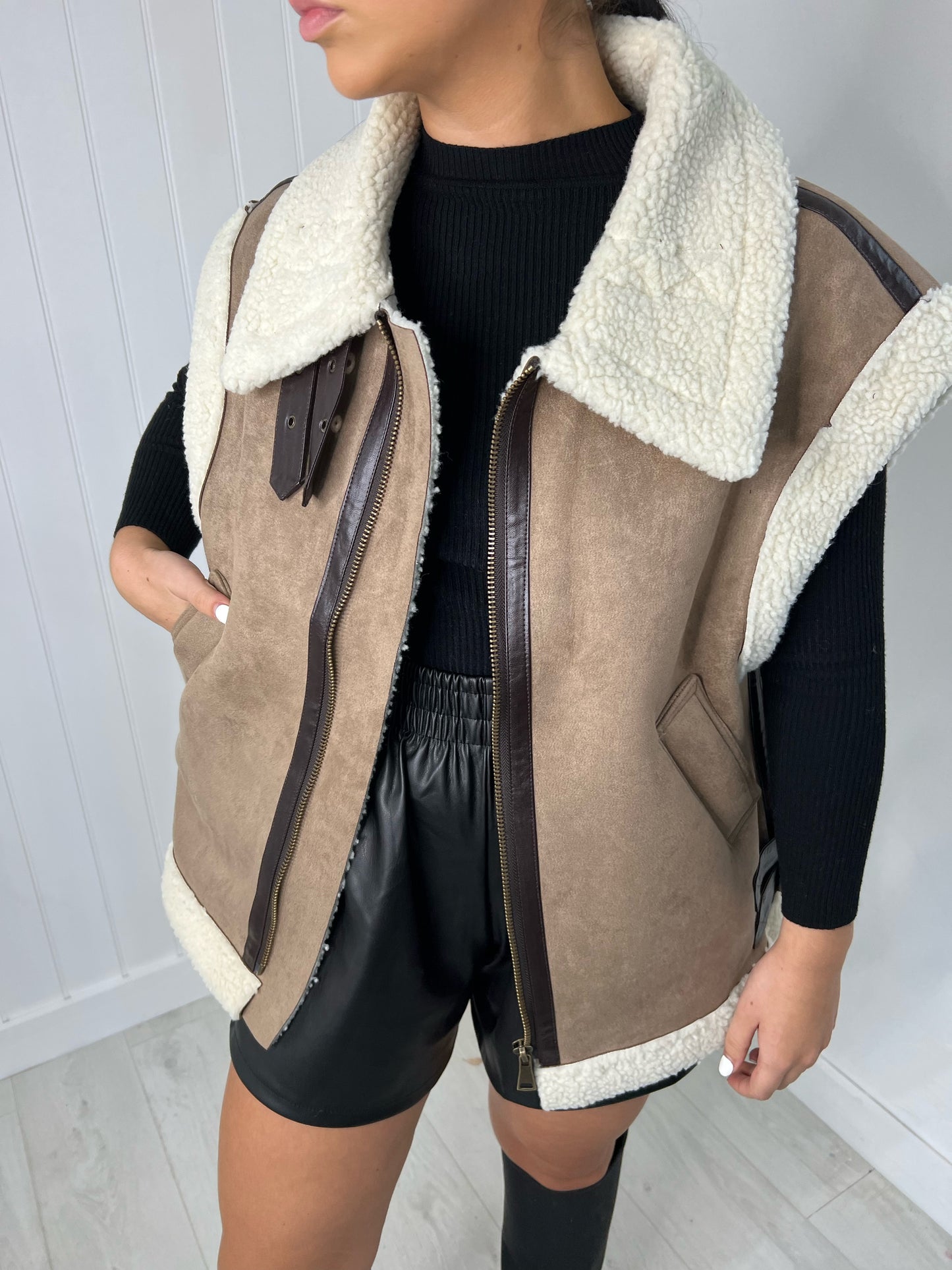 CONTRAST SHEARLING GILET