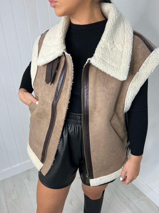 CONTRAST SHEARLING GILET
