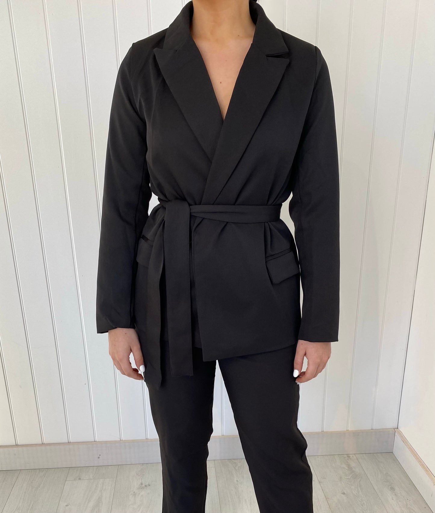 BLACK BELTED BLAZER