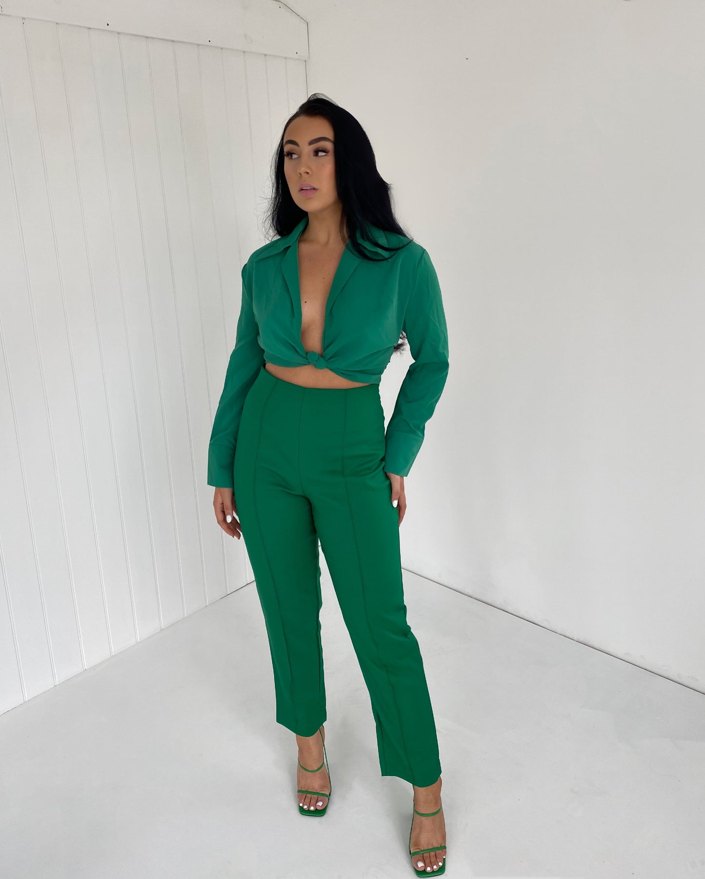 GREEN KNOT FRONT CROP SHIRT