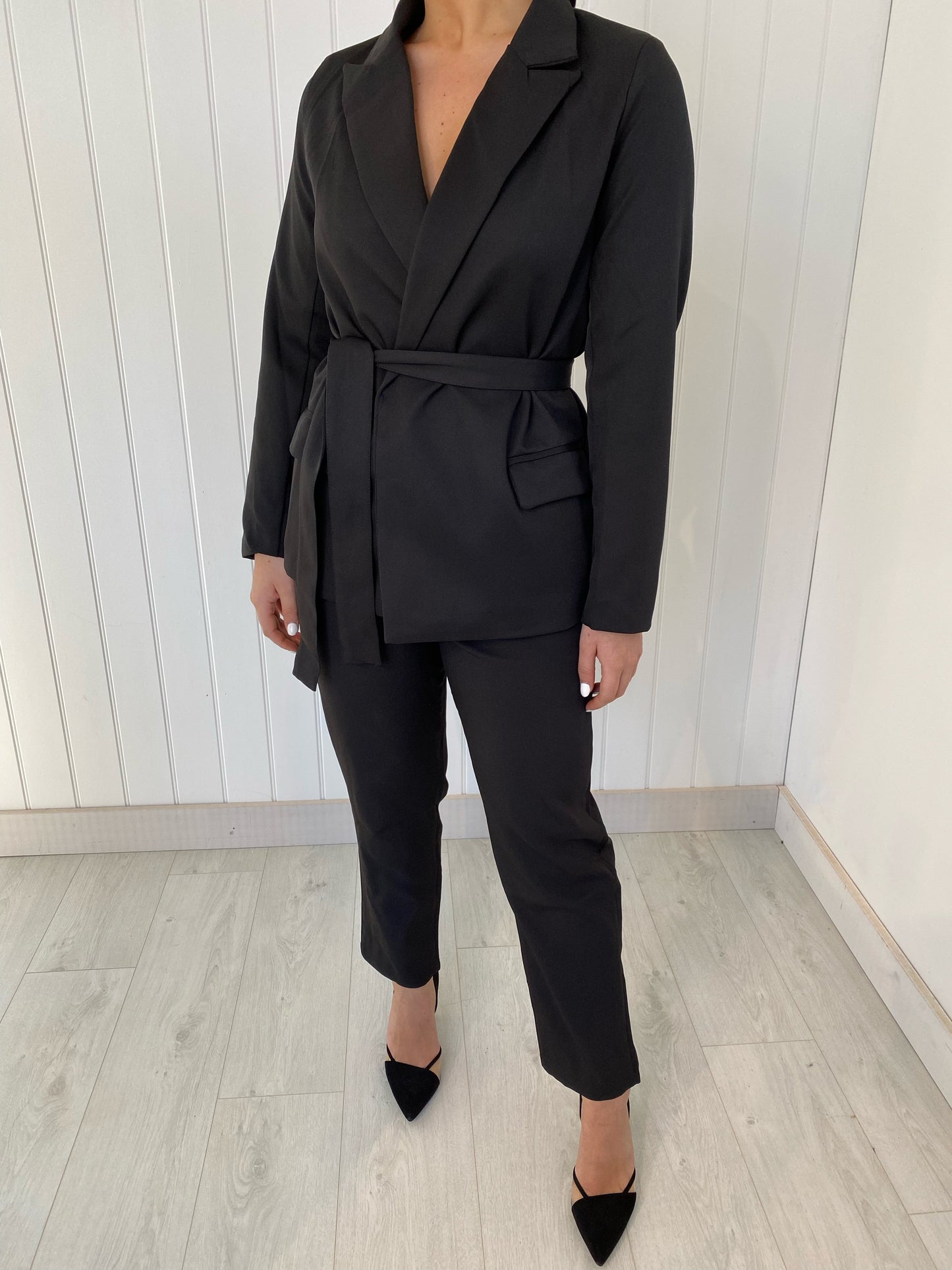 BLACK BELTED BLAZER