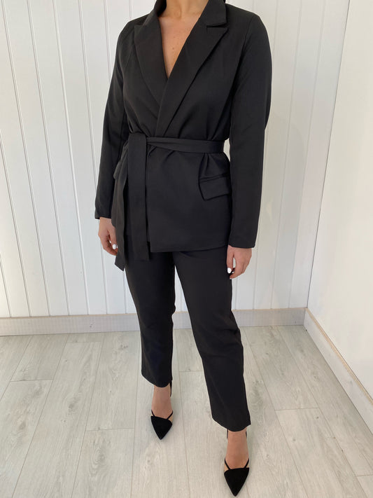 BLACK BELTED BLAZER
